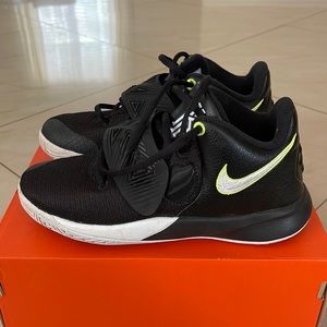 Kyrie Flytrap 3 Big Kids' Basketball Shoe